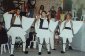 Τα αγόρια του χορευτικού της Ένωσης στην πλατεία [φωτ. περιοδικού "Βυζίκι"] 